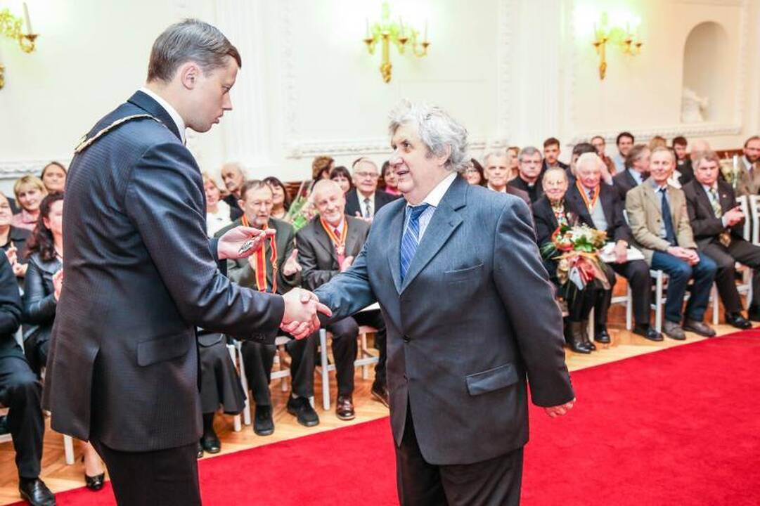 Rotušėje dešimčiai kauniečių išdalyti Santakos garbės ženklai