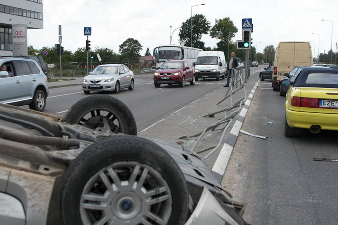 Lėkdamas per draudžiamą šviesoforo signalą apvirto automobilis