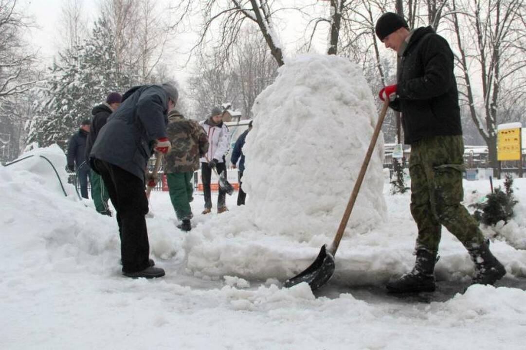 Lokiui Kasparui atminti – dvi dienas kurta sniego skulptūra