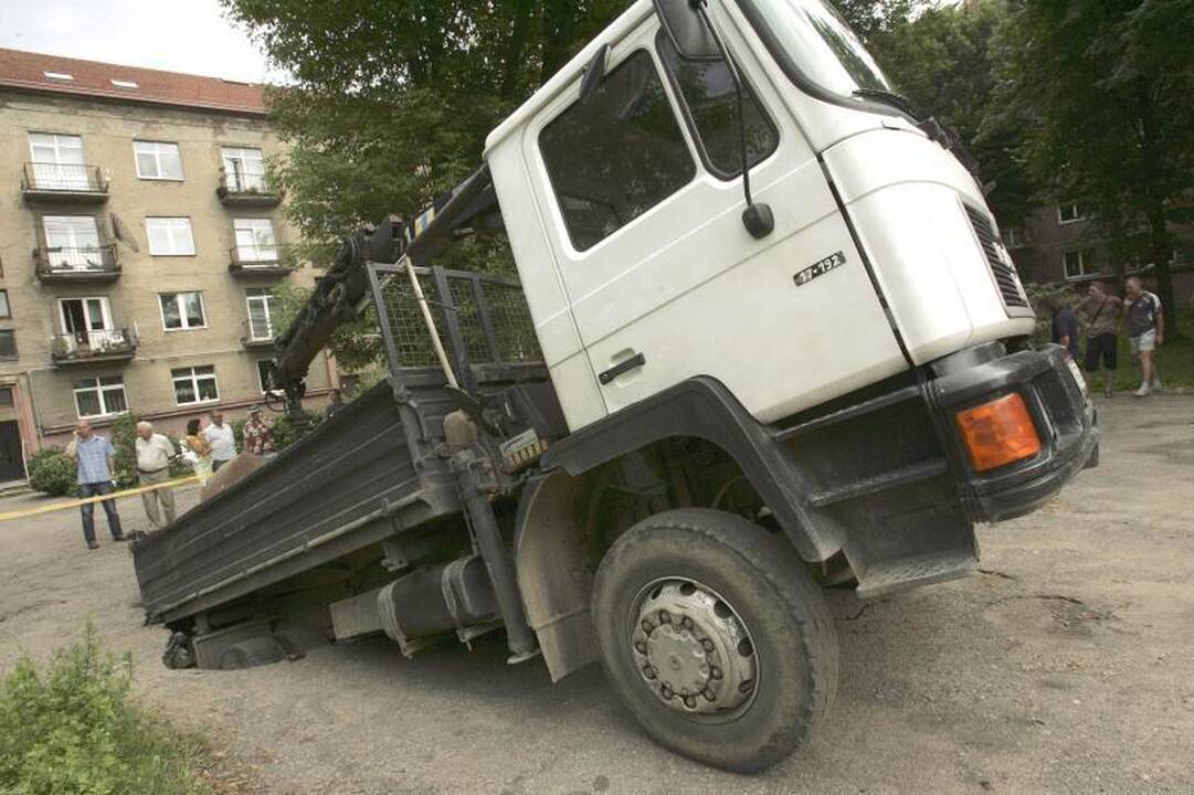 Vidury Kauno centro dvi mašinos susmigo į civilinės saugos slėptuvę (papildyta)