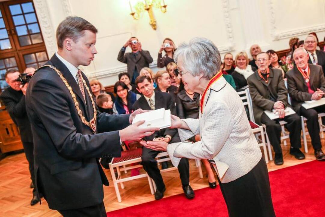Rotušėje dešimčiai kauniečių išdalyti Santakos garbės ženklai