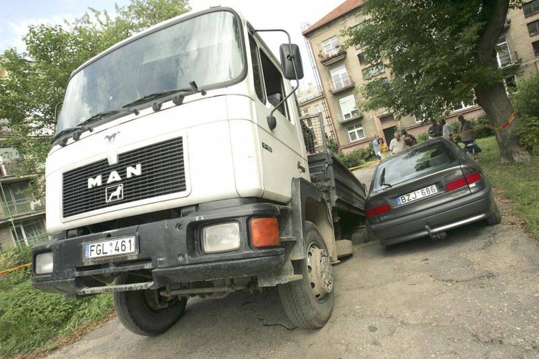 Vidury Kauno centro dvi mašinos susmigo į civilinės saugos slėptuvę (papildyta)