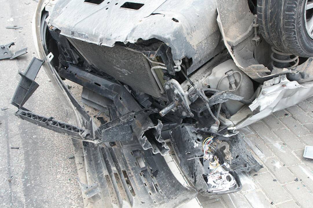 Lėkdamas per draudžiamą šviesoforo signalą apvirto automobilis