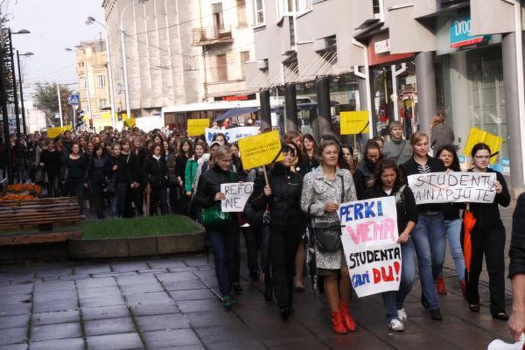 Studentai stojo ginti savo Alma Mater