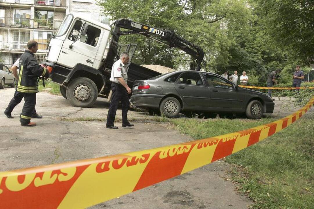 Vidury Kauno centro dvi mašinos susmigo į civilinės saugos slėptuvę (papildyta)