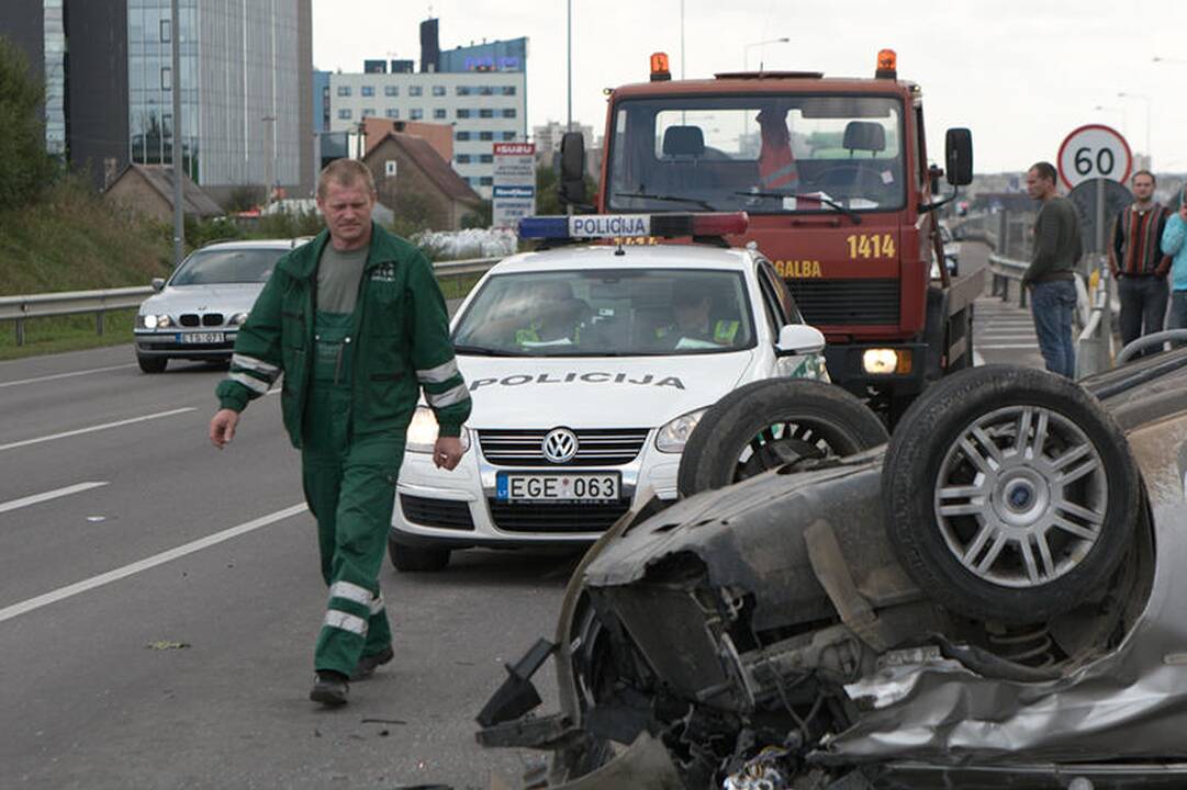 Lėkdamas per draudžiamą šviesoforo signalą apvirto automobilis
