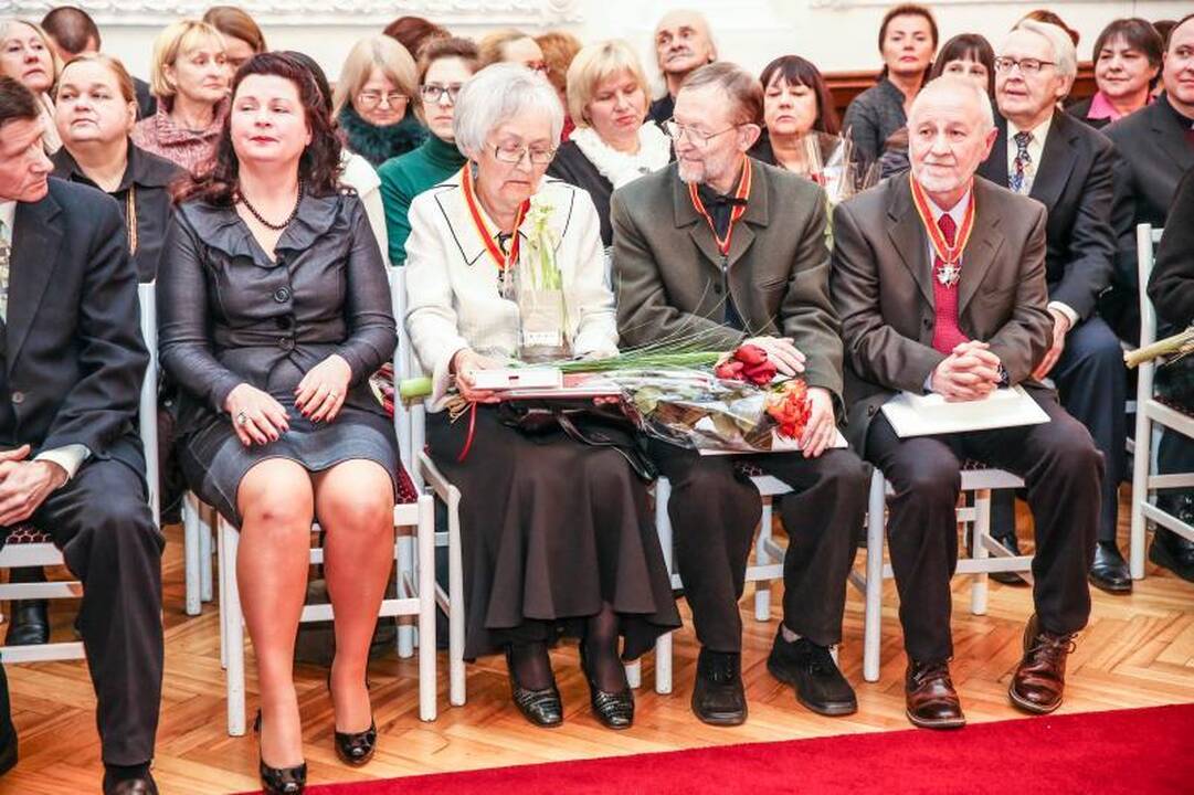 Rotušėje dešimčiai kauniečių išdalyti Santakos garbės ženklai