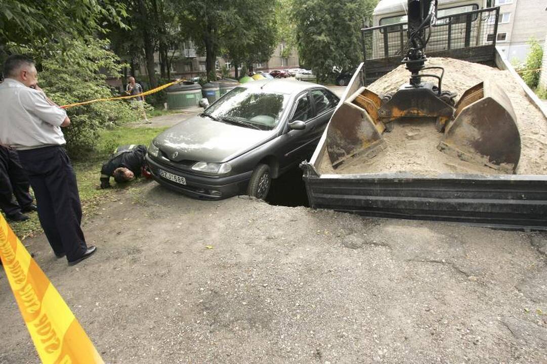 Vidury Kauno centro dvi mašinos susmigo į civilinės saugos slėptuvę (papildyta)