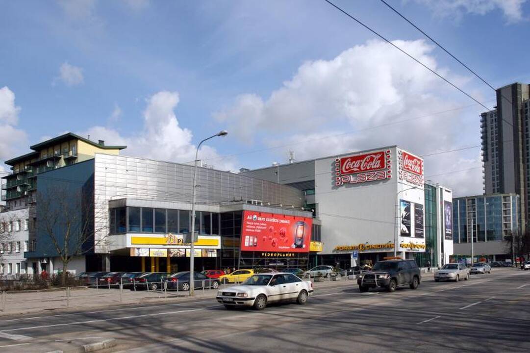 Kino mėgėjai nemokamai automobilių nestatys