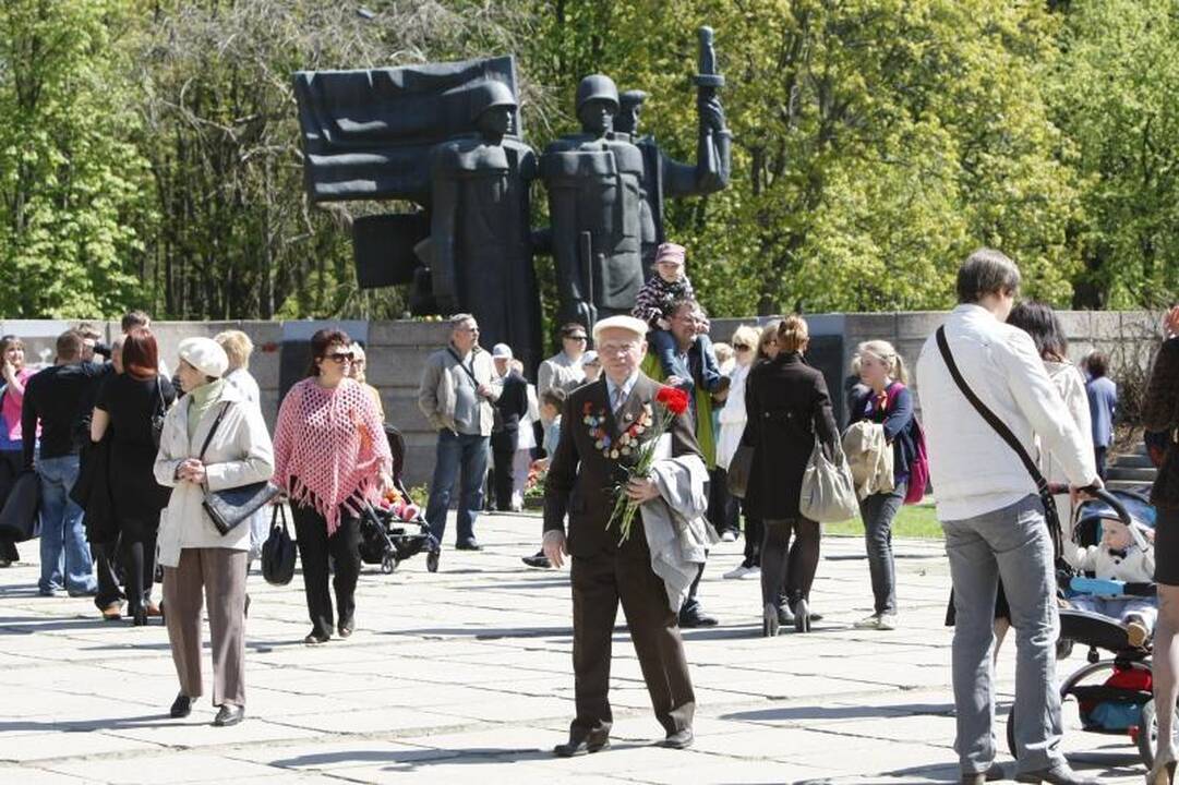 Gegužės 9-ąją klaipėdiečiai paminėjo karių kapinėse (papildyta)