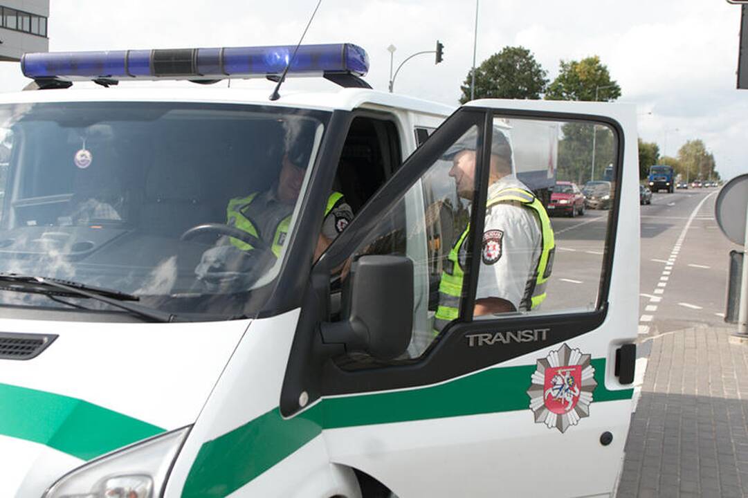 Lėkdamas per draudžiamą šviesoforo signalą apvirto automobilis