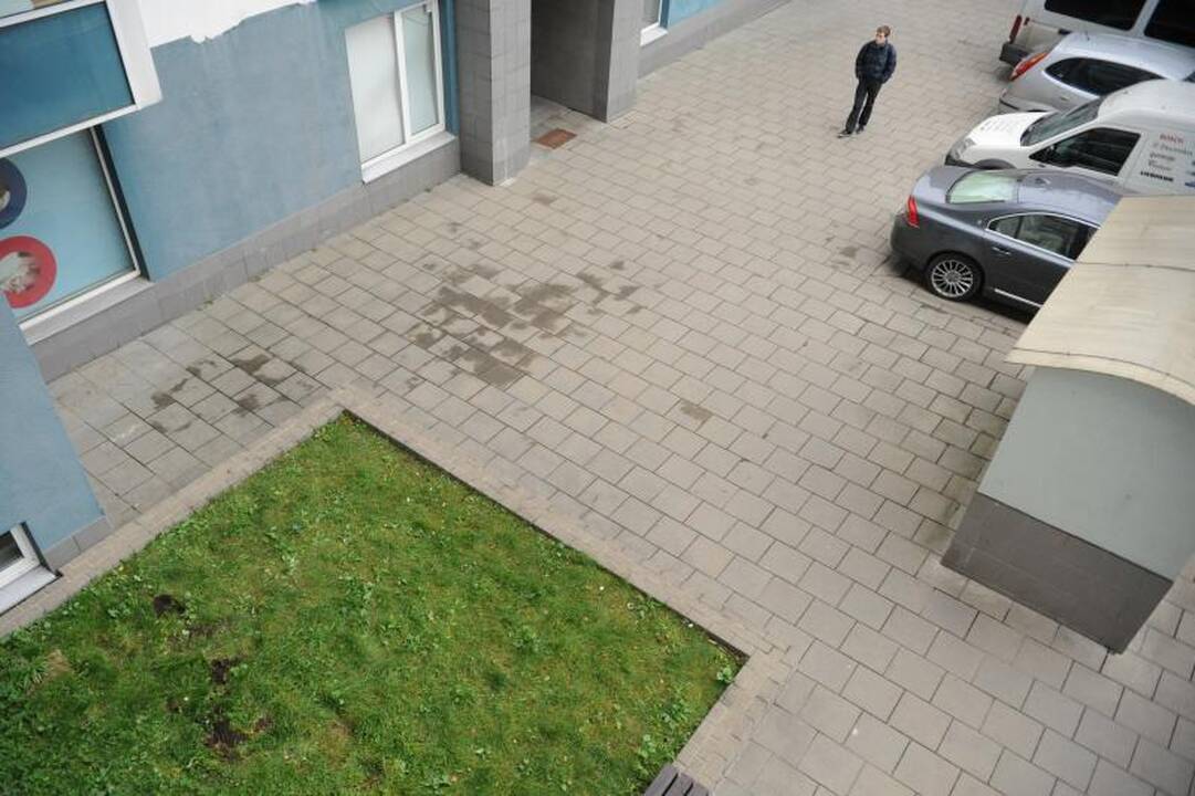Vilniuje užsimušė iš aštunto aukšto balkono iškritę du jaunuoliai