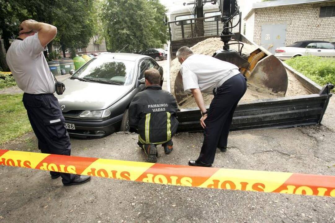 Vidury Kauno centro dvi mašinos susmigo į civilinės saugos slėptuvę (papildyta)