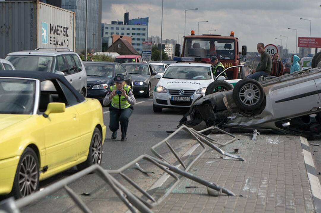 Lėkdamas per draudžiamą šviesoforo signalą apvirto automobilis