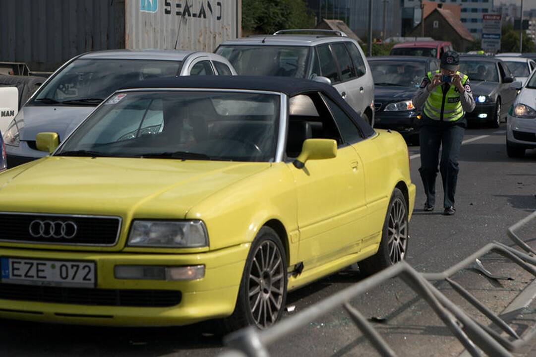 Lėkdamas per draudžiamą šviesoforo signalą apvirto automobilis