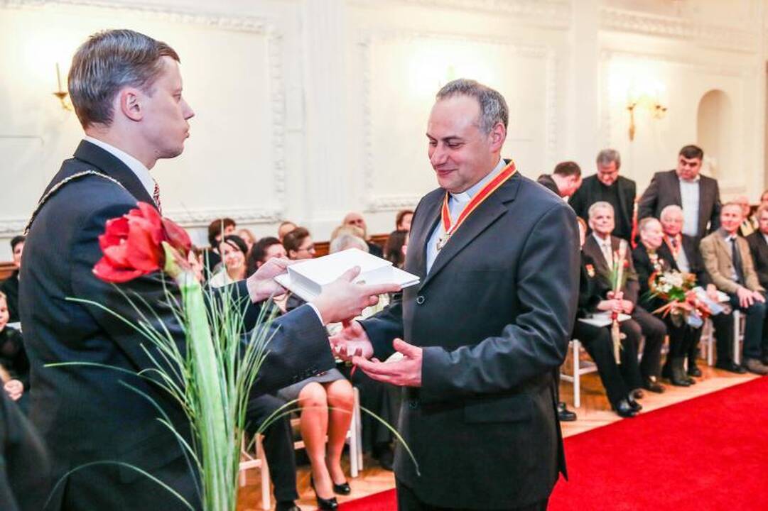 Rotušėje dešimčiai kauniečių išdalyti Santakos garbės ženklai