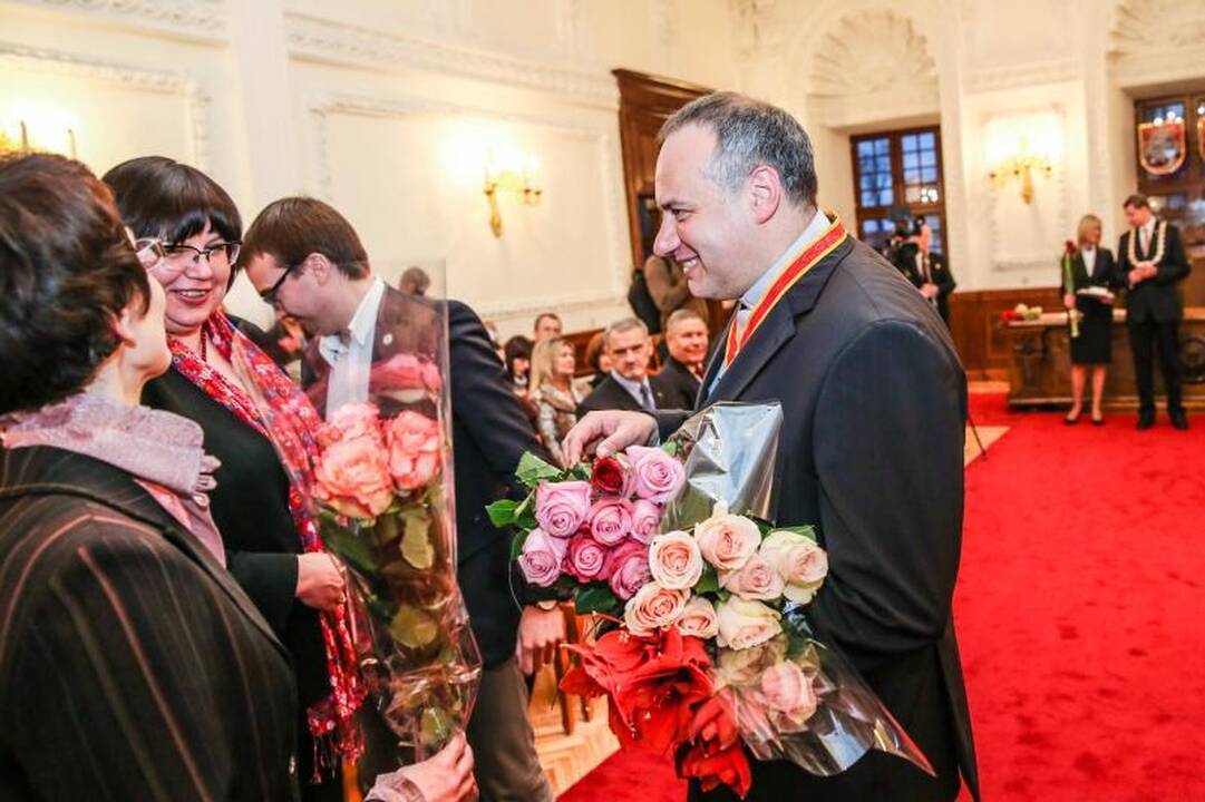 Rotušėje dešimčiai kauniečių išdalyti Santakos garbės ženklai