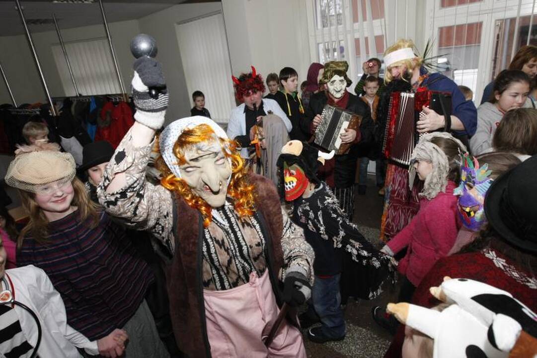 J. Karoso muzikos mokykla Užgavėnes sutiko su trenksmu