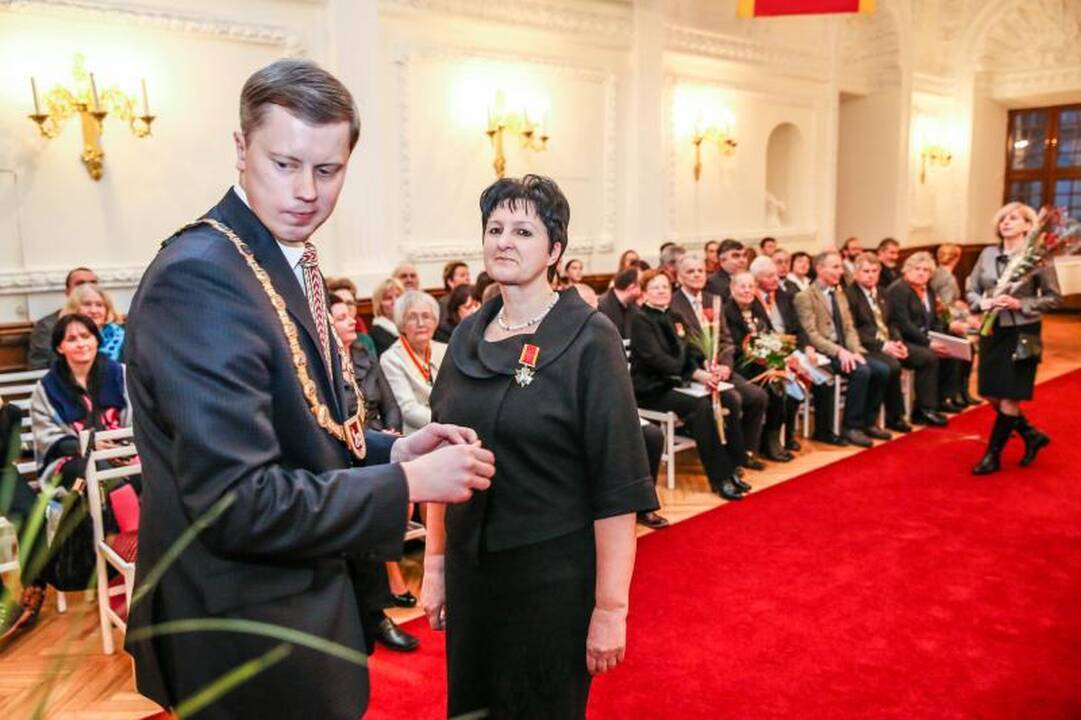Rotušėje dešimčiai kauniečių išdalyti Santakos garbės ženklai