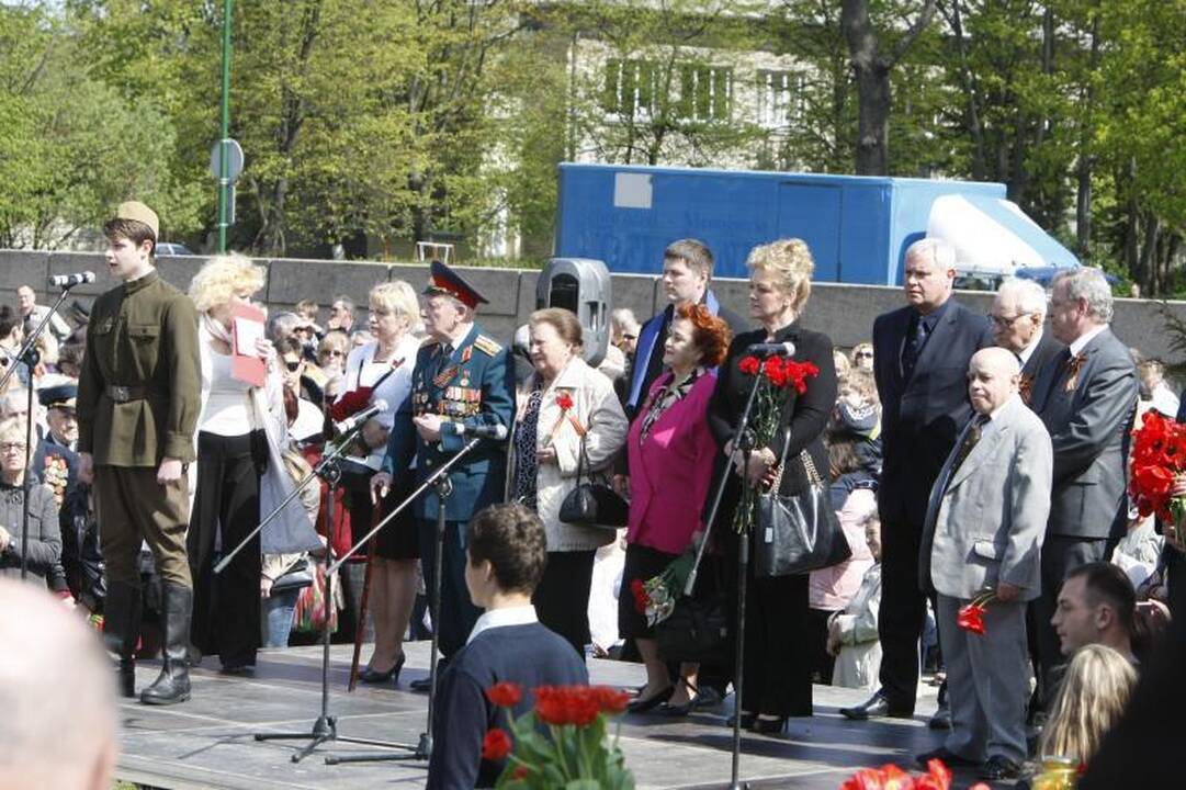 Gegužės 9-ąją klaipėdiečiai paminėjo karių kapinėse (papildyta)