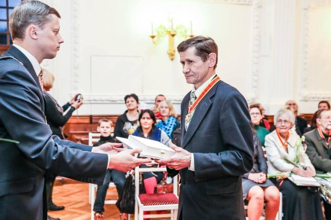 Rotušėje dešimčiai kauniečių išdalyti Santakos garbės ženklai