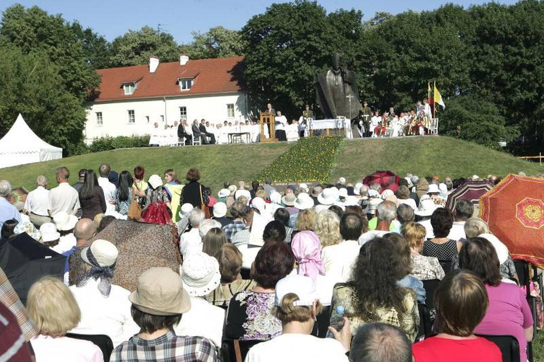 Kaune atidengtas paminklas Jonui Pauliui II