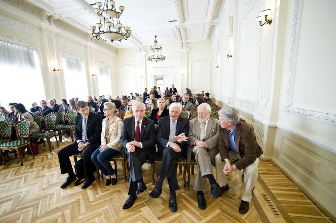Istorinis įvykis: VDU atidarė atstovybę Vašingtone