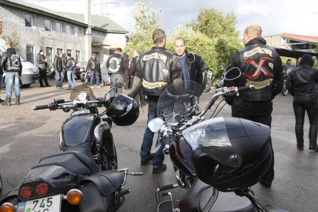 Baikerių sezono uždaryme – keptas šernas