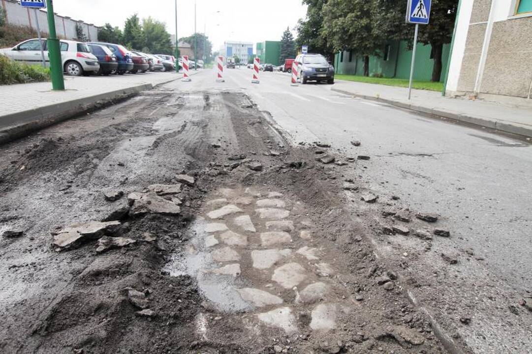Kelininkai po Joniškės gatvės asfaltu rado akmeninį grindinį