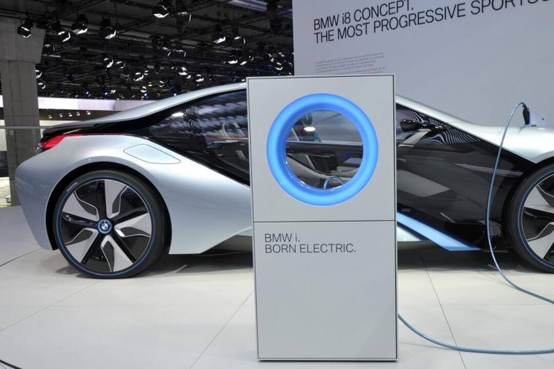BMW iš Frankfurto: „i8“ - velniškai pašėlęs ekologiškas ryklys