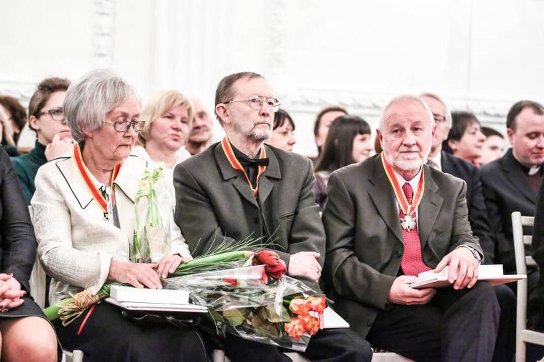 Rotušėje dešimčiai kauniečių išdalyti Santakos garbės ženklai