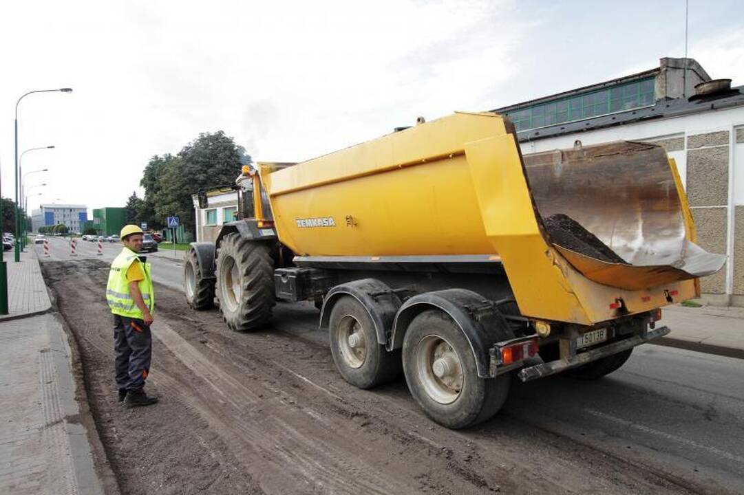Kelininkai po Joniškės gatvės asfaltu rado akmeninį grindinį