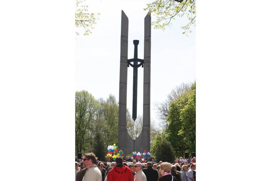 Gegužės 9-ąją klaipėdiečiai paminėjo karių kapinėse (papildyta)