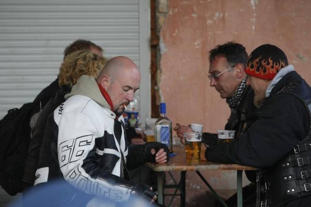 Baikerių sezono uždaryme – keptas šernas