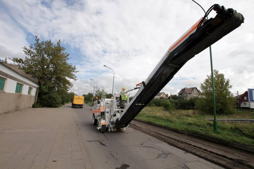 Kelininkai po Joniškės gatvės asfaltu rado akmeninį grindinį