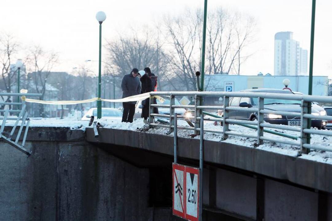 Klaipėdoje girto vairuotojo mašina pakibo ant Pilies tilto (papildyta)