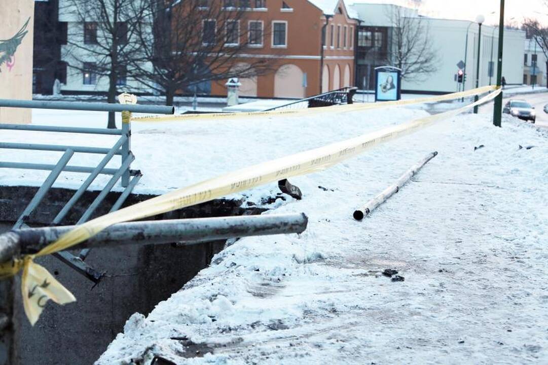 Klaipėdoje girto vairuotojo mašina pakibo ant Pilies tilto (papildyta)