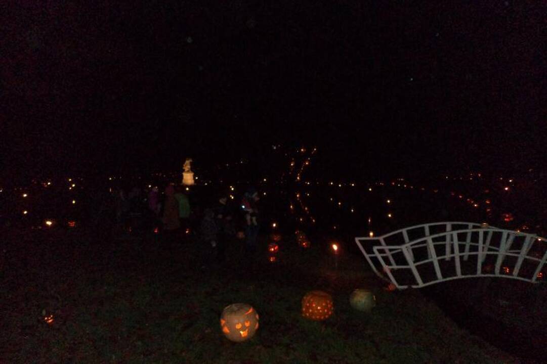 Švėkšnos dvaro parką nušvietė šimtai moliūgų liepsnelių