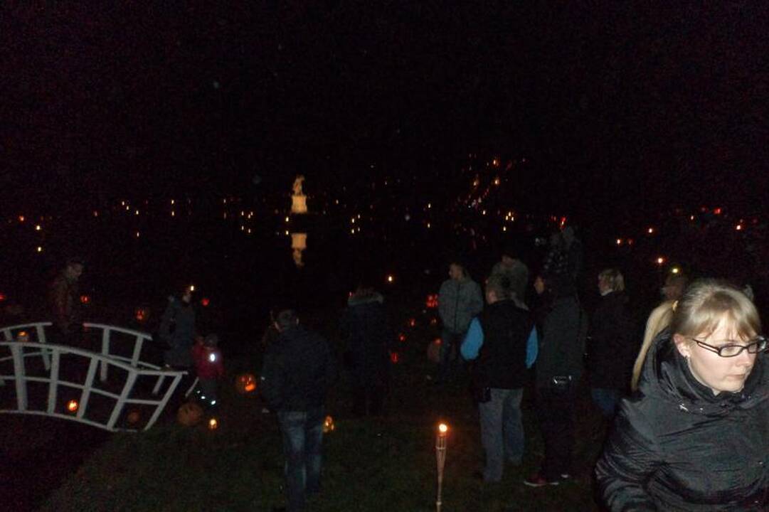 Švėkšnos dvaro parką nušvietė šimtai moliūgų liepsnelių
