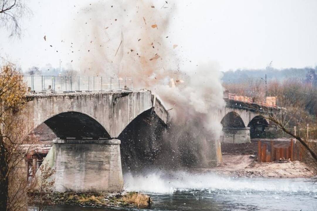 Panemunės tiltą išdraskė sprogimas, laukia dar penki bandymai