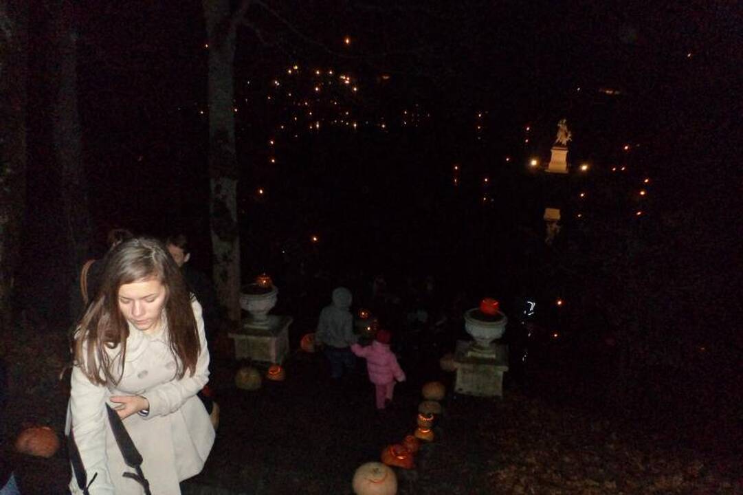 Švėkšnos dvaro parką nušvietė šimtai moliūgų liepsnelių