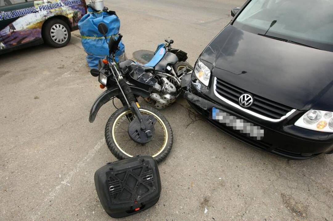 Jonavos gatvėje – automobilio ir motociklo avarija, sužeisti du žmonės
