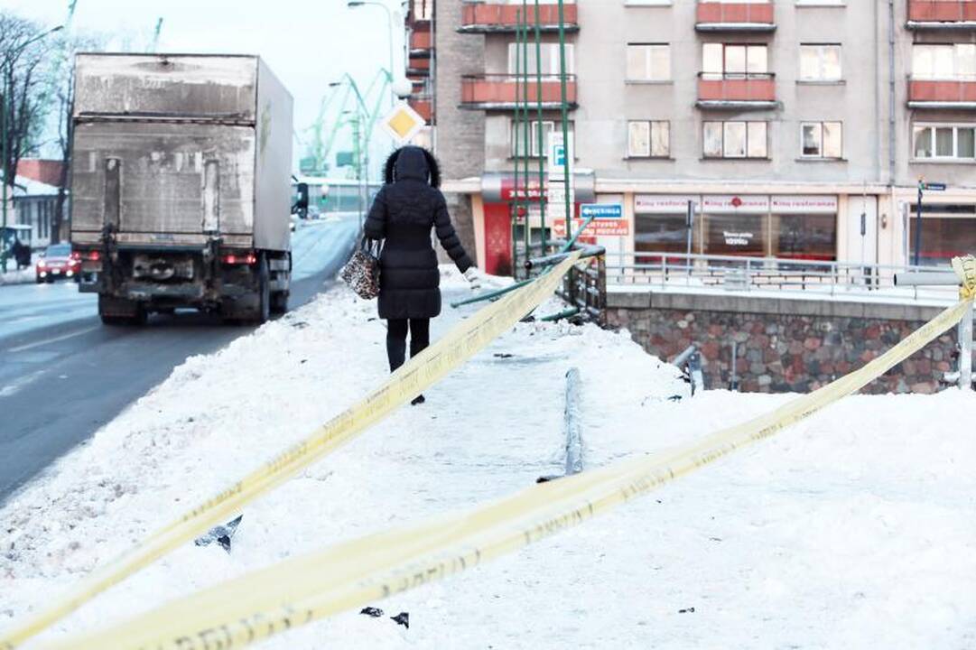 Klaipėdoje girto vairuotojo mašina pakibo ant Pilies tilto (papildyta)