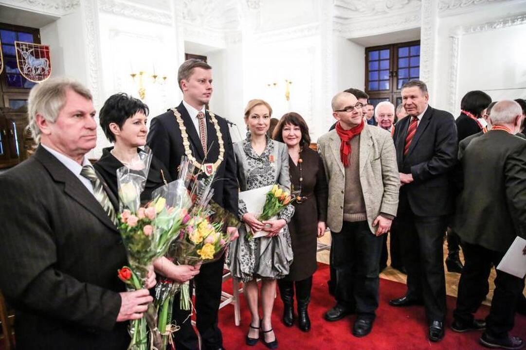 Rotušėje dešimčiai kauniečių išdalyti Santakos garbės ženklai