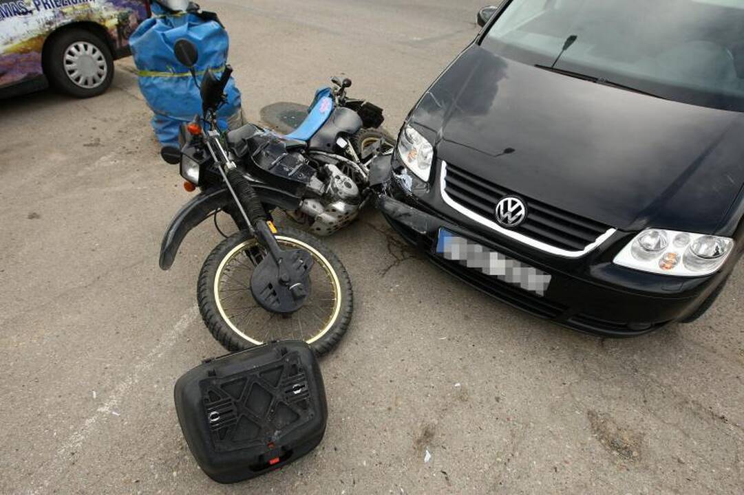 Jonavos gatvėje – automobilio ir motociklo avarija, sužeisti du žmonės