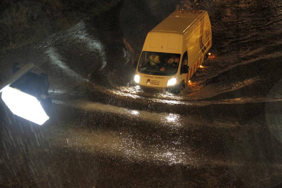 Per naktinę liūtį Vilniuje skendo automobiliai