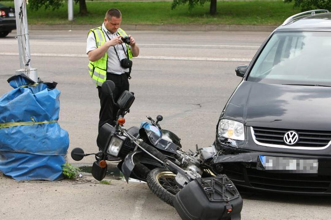 Jonavos gatvėje – automobilio ir motociklo avarija, sužeisti du žmonės