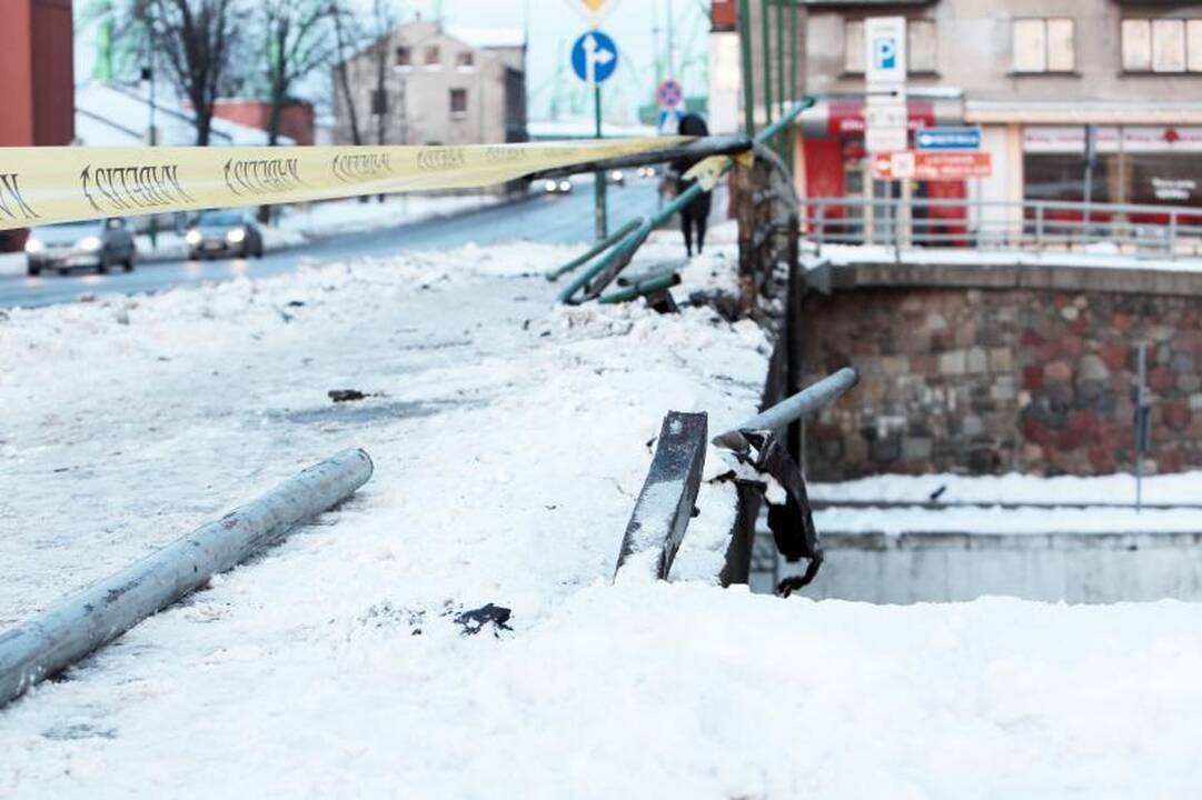 Klaipėdoje girto vairuotojo mašina pakibo ant Pilies tilto (papildyta)