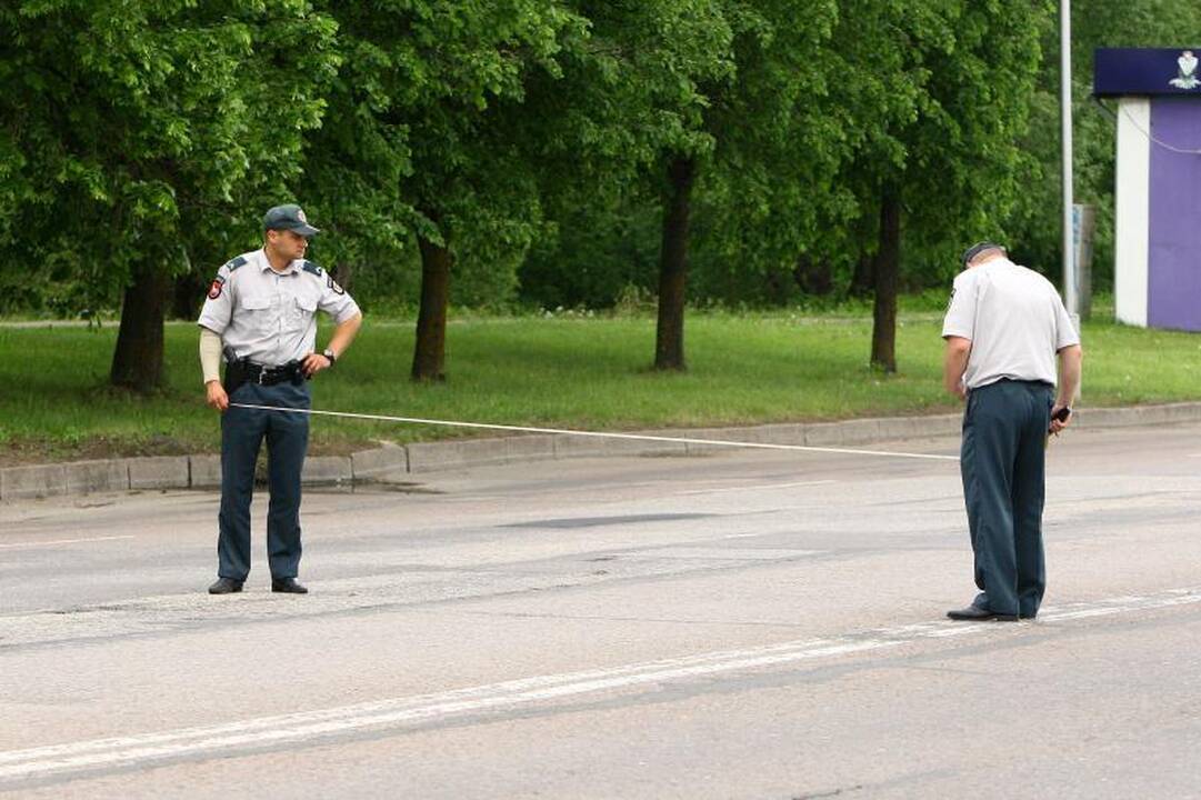 Jonavos gatvėje – automobilio ir motociklo avarija, sužeisti du žmonės