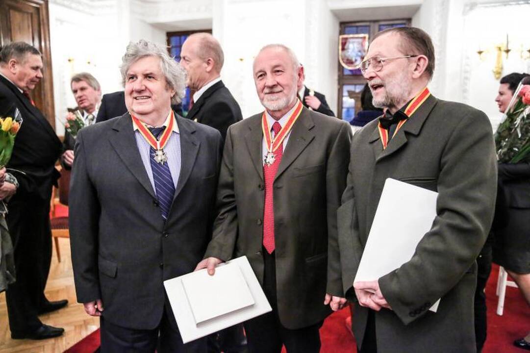 Rotušėje dešimčiai kauniečių išdalyti Santakos garbės ženklai